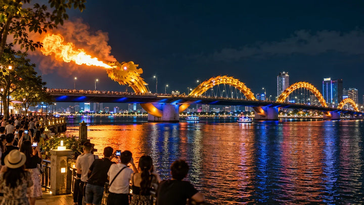 岘港龙桥夜间喷火与韩江景色；图片不代表跨年活动现场