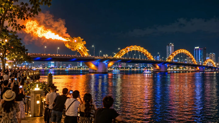 岘港龙桥夜间喷火与韩江河岸景色