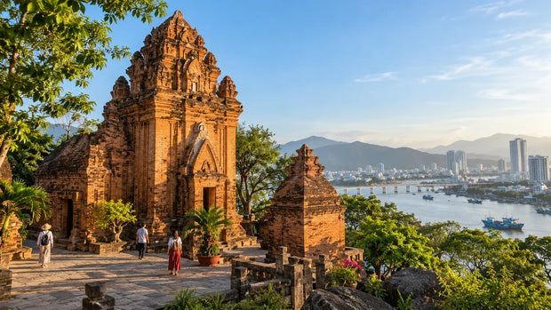 芽莊占婆塔與遠處海灣景色，旅客走向古塔的示意畫面