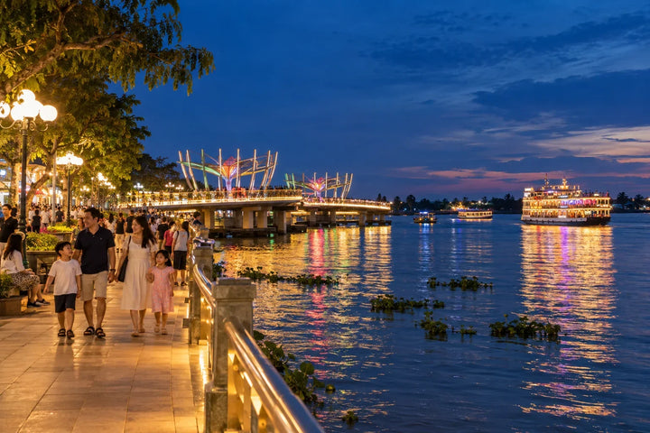 芹苴宁桥码头夜景步行桥与湄公河晚餐游船