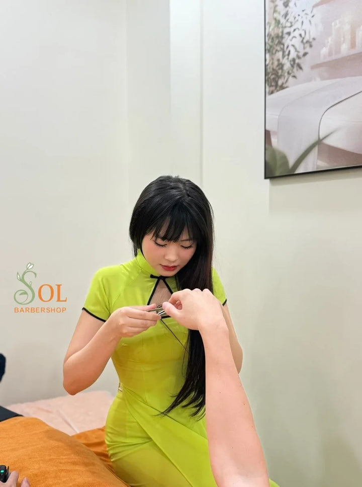 SOL Barbershop 越式洗头套餐中的手部与细节护理