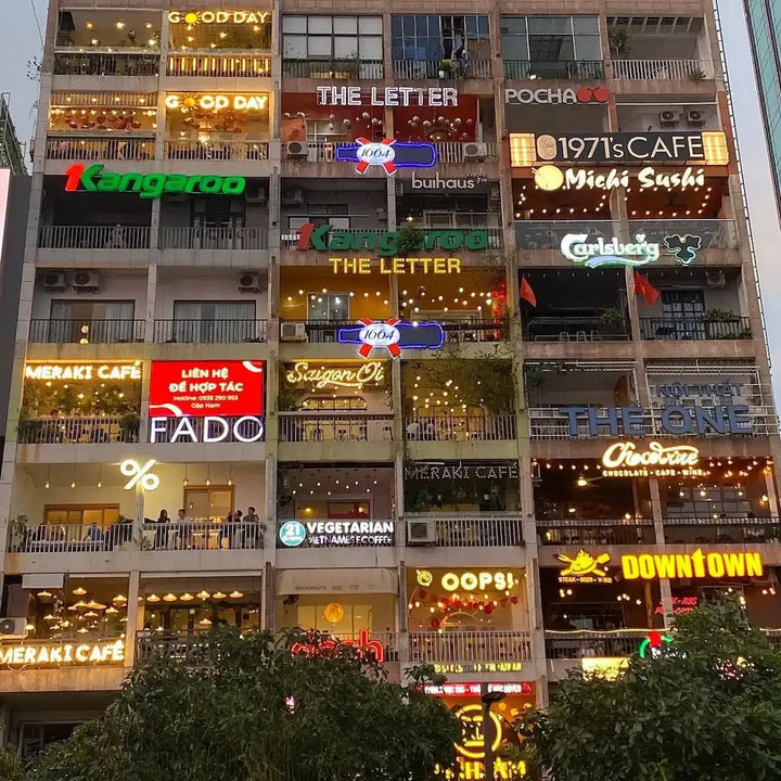 阮惠街咖啡公寓的夜間店面