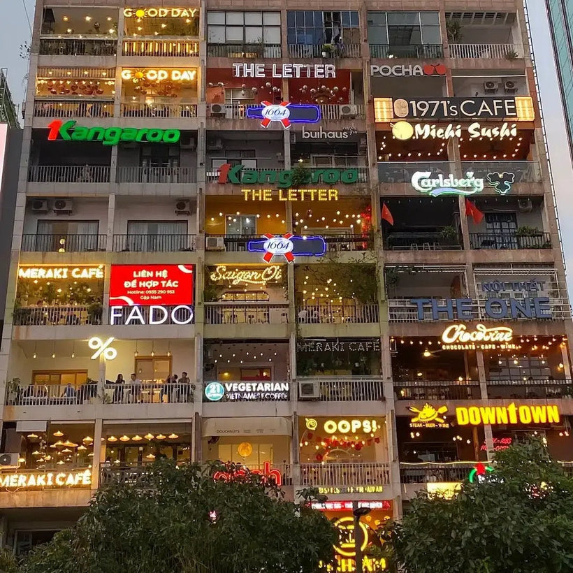 阮惠街咖啡公寓的夜間店面
