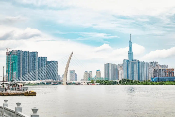 胡志明市西貢河、白色斜張橋與 Landmark 81 高樓