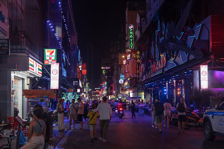 胡志明裴援街夜間招牌與行人街景