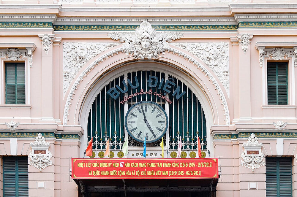 西貢中央郵局實景照片：Clock and exterior of Saigon Central Post Office