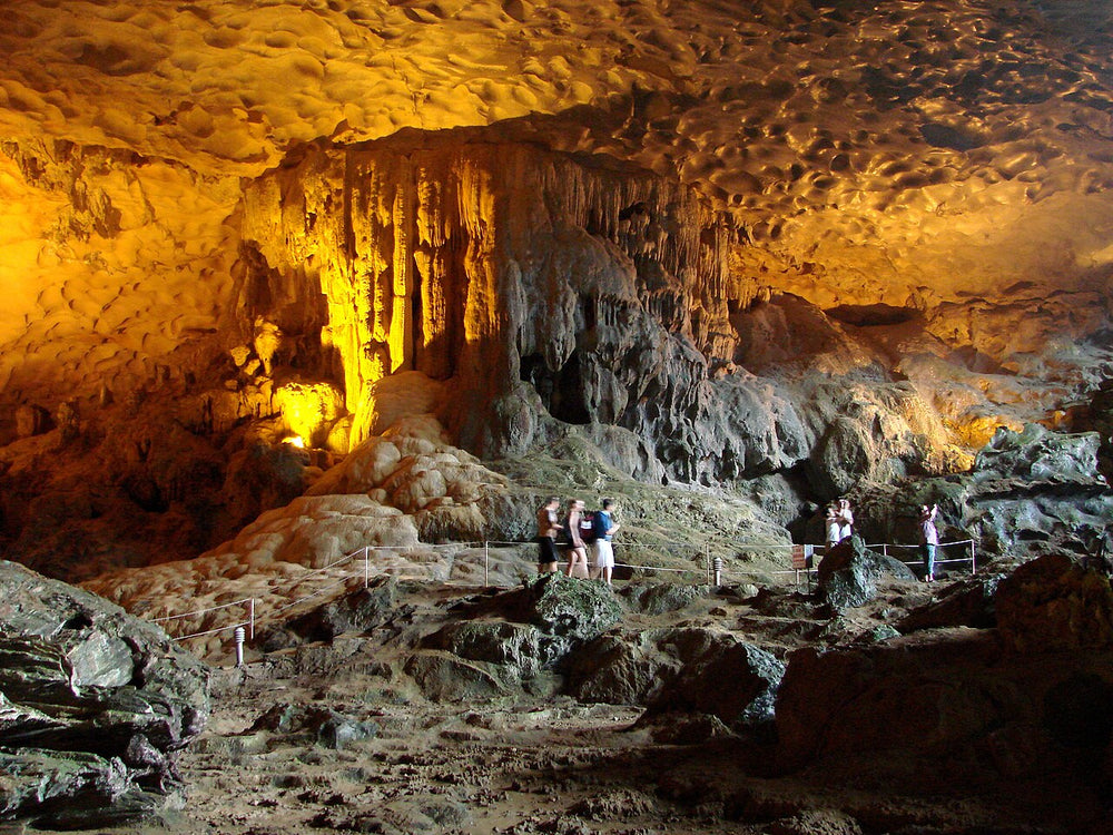 下龍灣驚訝洞與英雄島實景照片：Sung Sot Cave - Halong Bay - Vietnam