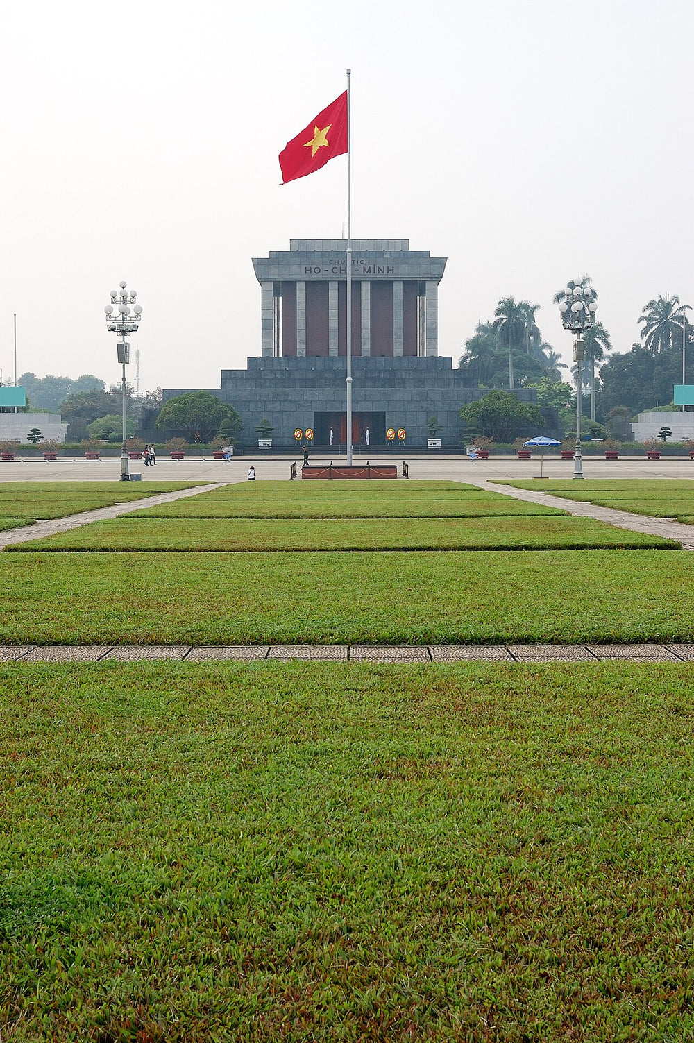 巴亭廣場實景照片：Flag of Vietnam in front of Ho Chi Minh mausoleum