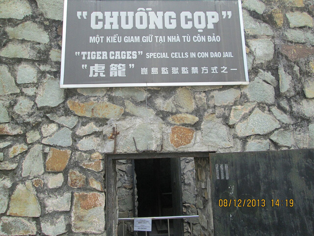 戰爭遺跡博物館實景照片：Entry to 'Tiger Cage' cells.
