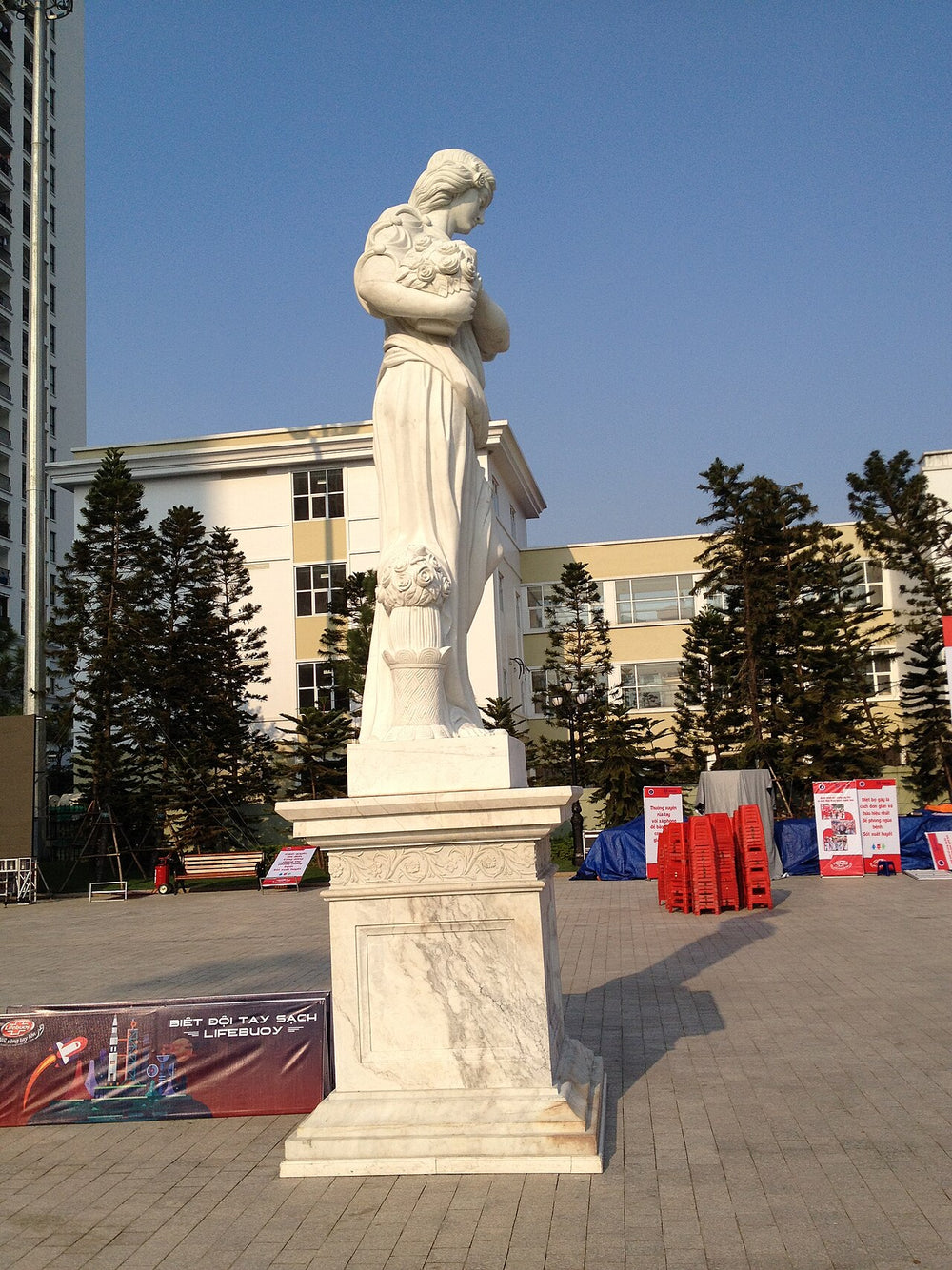 Vincom Mega Mall Royal City實景照片：Tượng, Royal City, Hà Nội 001