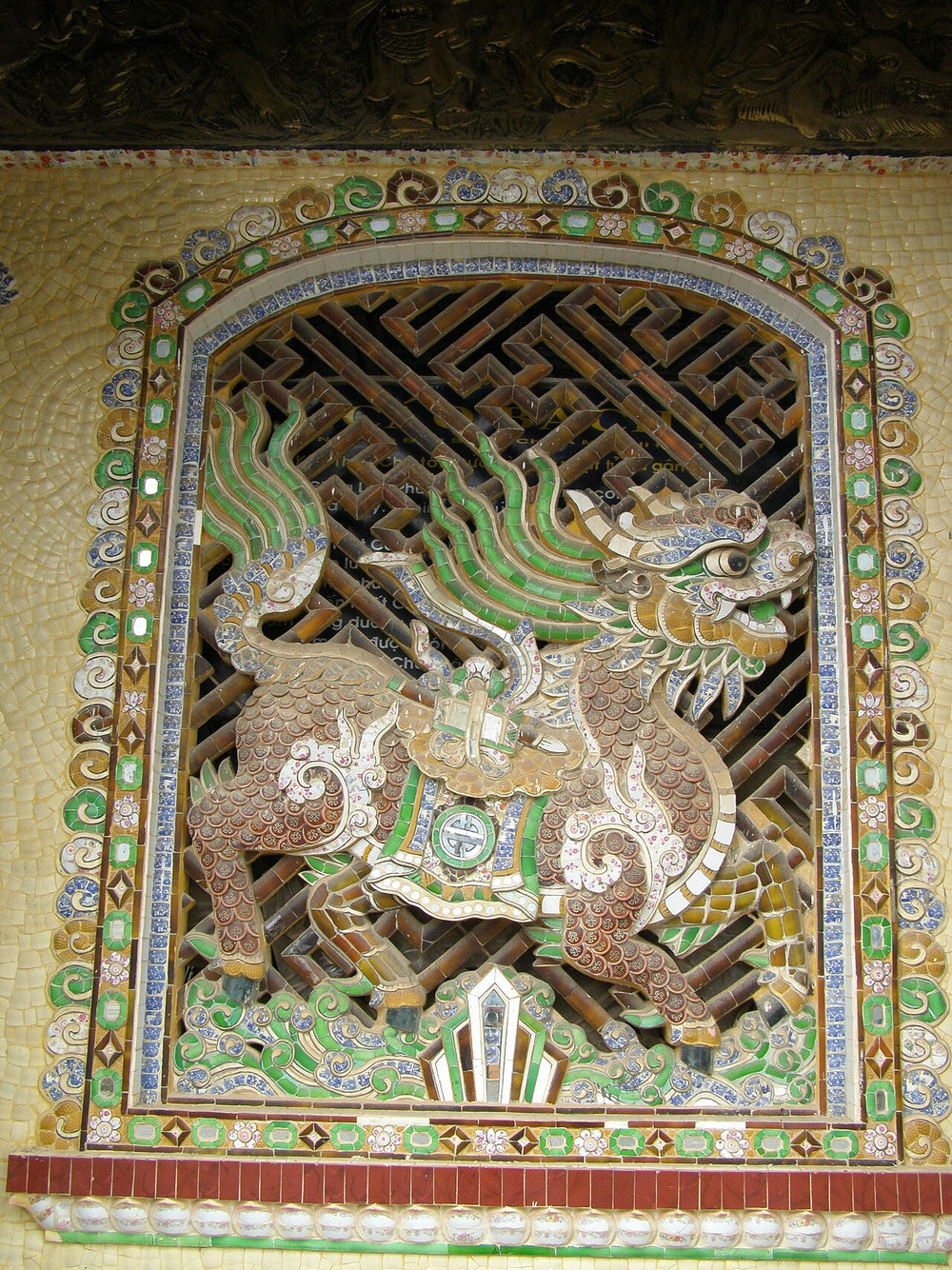 靈福寺實景照片：Bareliefo de Long Mã en pagodo Linh Phước (Dalato)