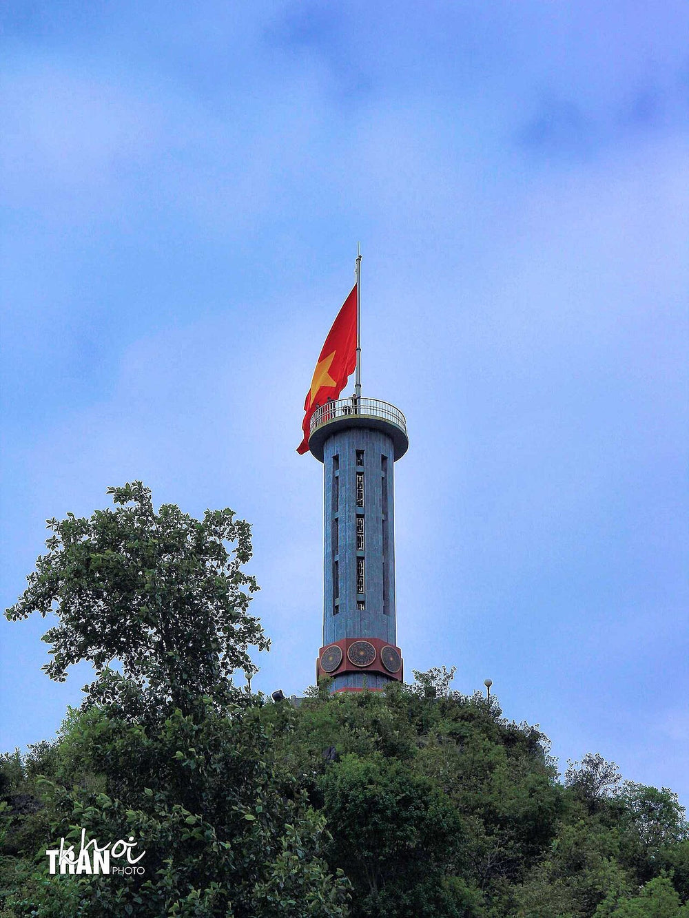 龍鼓旗塔與越南國旗