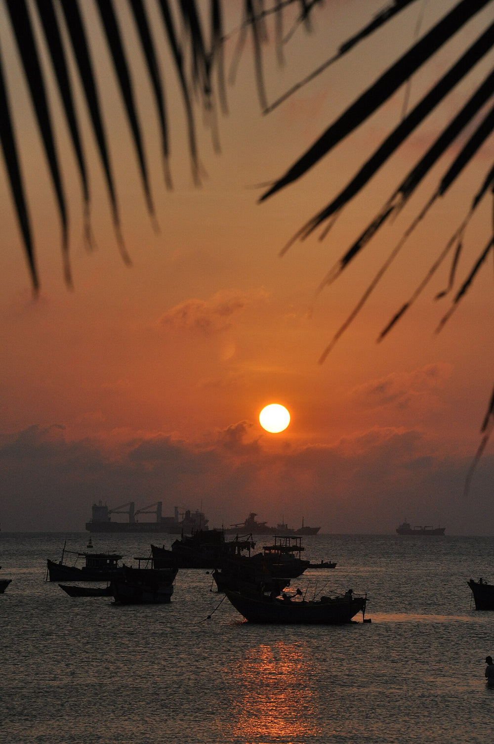 前灘夕陽與海面上的船隻