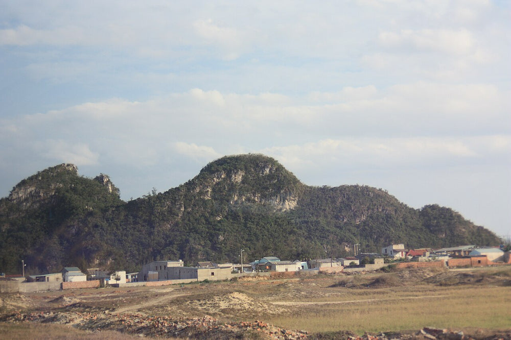 五行山實景照片：Marble mountain from road