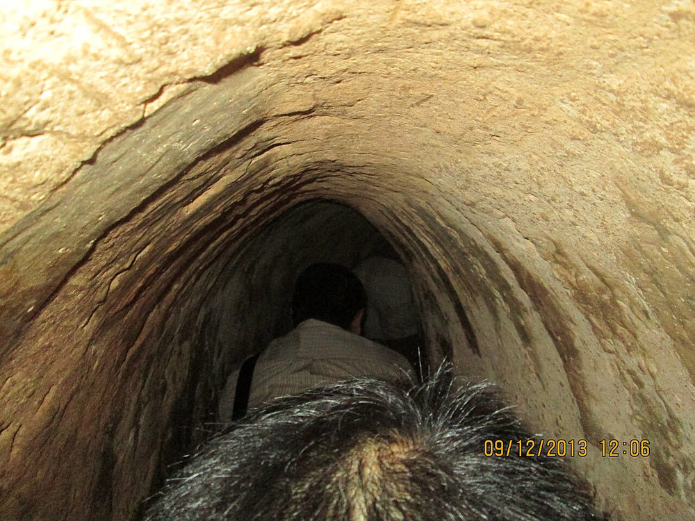 古芝地道實景照片：'TOURISTS' crawling through the Cu Chi tunnels.
