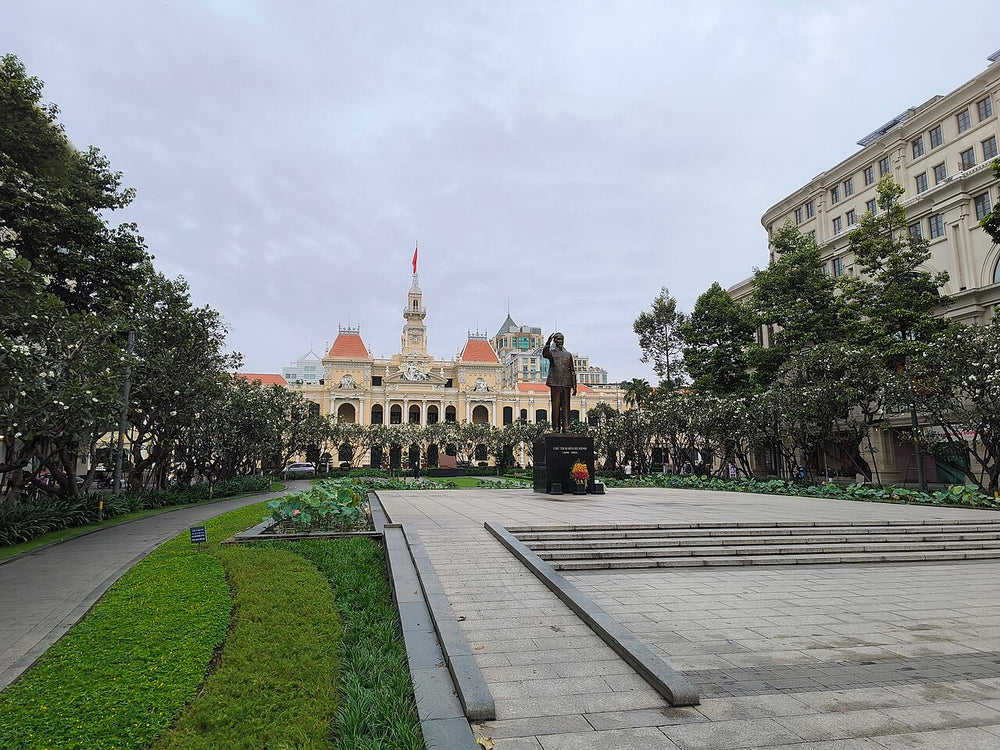 胡志明主席雕像與市政廳廣場實景照片：2023-12-10 Monument of Ho Chi Minh on Nguyen Hue Boulevard 03