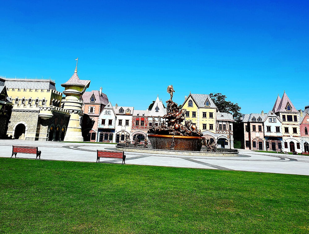 富國島 VinWonders 奇幻樂園實景照片：PQ, Đại lộ Châu Âu (Quảng trường, dãy nhà và thảm cỏ xanh) (3)