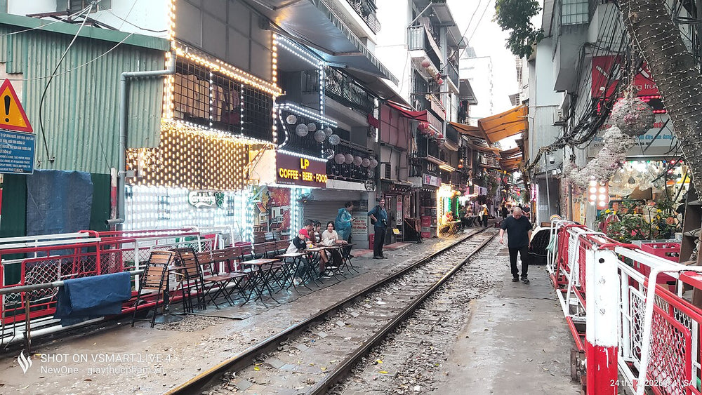 河內鐵道街實景照片：Newone - Hanoi train street with coffee 01