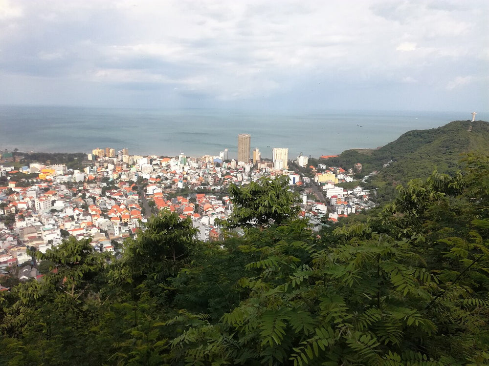 燈塔觀景位置望向小山與海面