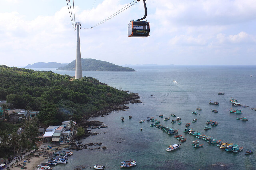 富國島跨海纜車實景照片：Hòn Thơm cable car above the An Thới township