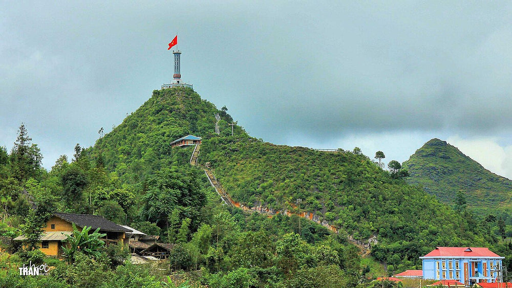 龍山上的龍鼓旗塔與上行步道
