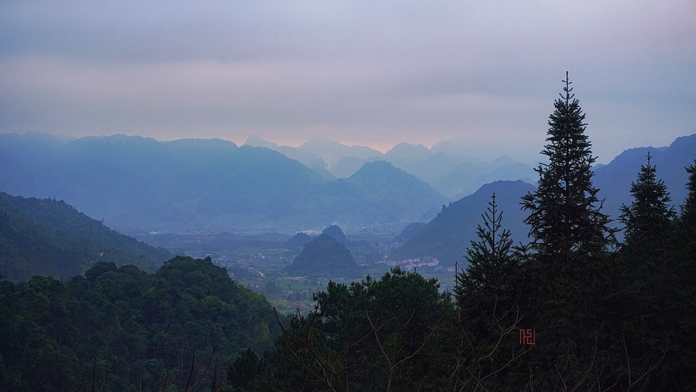 管壩三山市鎮的傍晚遠景