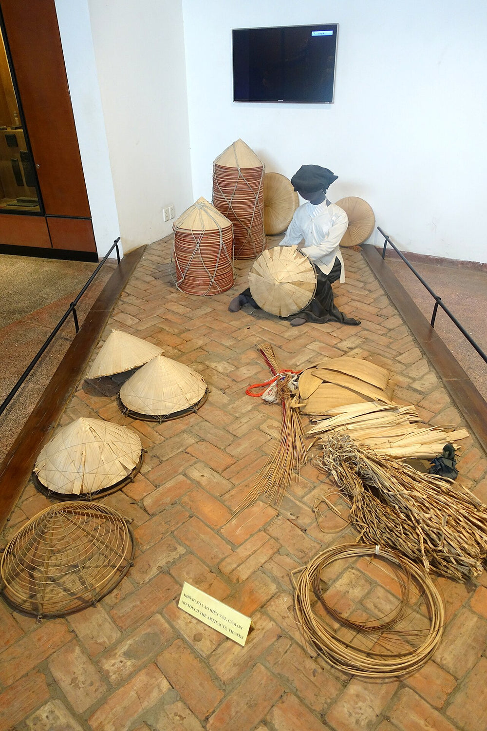 越南民族學博物館實景照片：Hat-making display - Vietnam Museum of Ethnology - Hanoi, Vietnam - DSC02609