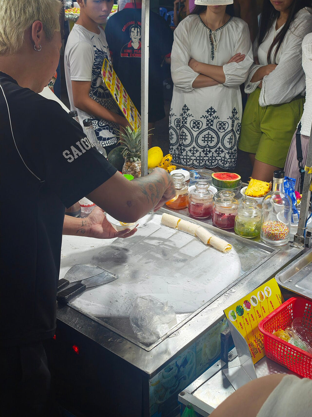 陽東夜市實景照片：Making ice cream rolls in Phu Quoc night market Vietnam