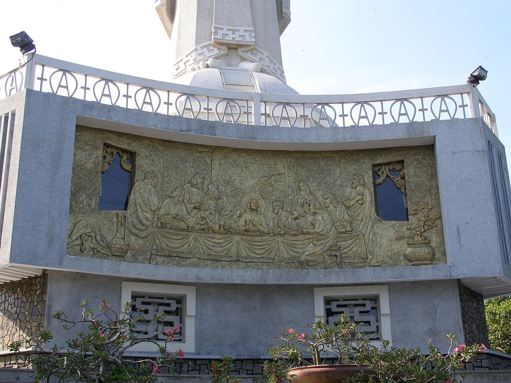 頭頓耶穌基督像實景照片：Soklo de la statuo de Jesuo Kristo sur la monto Núi Nhỏ 01