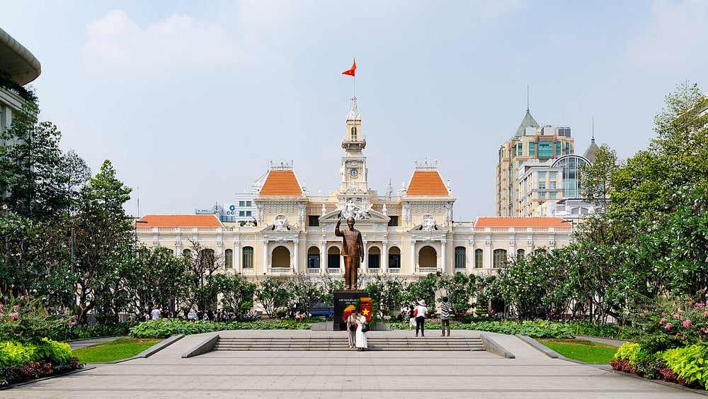 胡志明主席雕像與市政廳廣場實景照片：Ho Chi Minh City, City Hall, 2020-01 CN-01