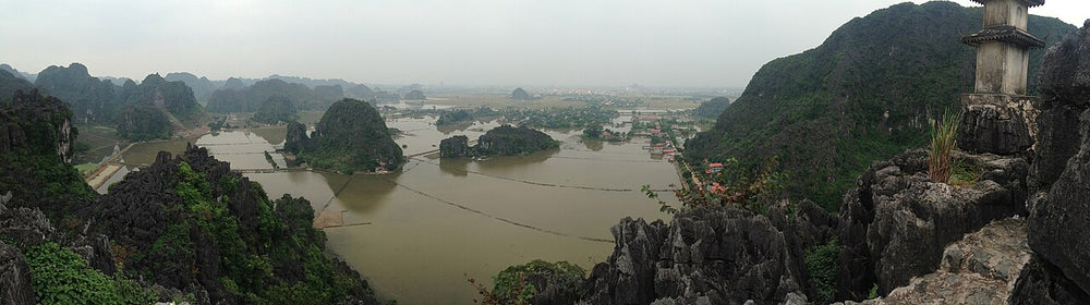舞洞觀景山實景照片：View of Ninh Binh atop limestone rocks near Mua Cave