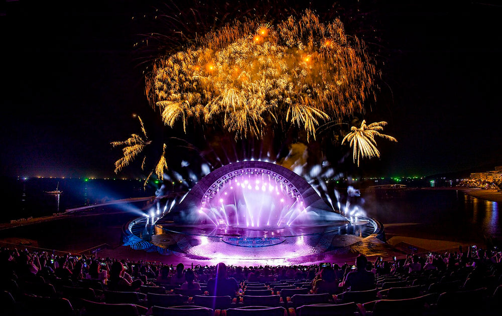 日落小鎮與親吻之橋實景照片：Kiss of the Sea show outdoor theater fireworks night Phu Quoc Island Vietnam