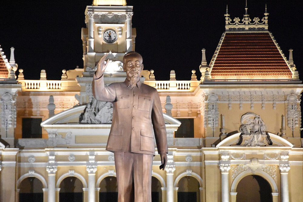 胡志明主席雕像與市政廳廣場實景照片：Statue of Ho Chi Minh outside the Peoples' Committee Building (32095679576)