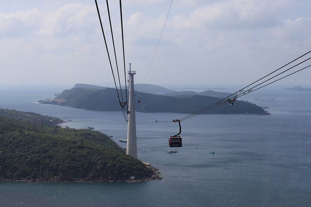 富國島跨海纜車實景照片：Hòn Thơm cable car pylon