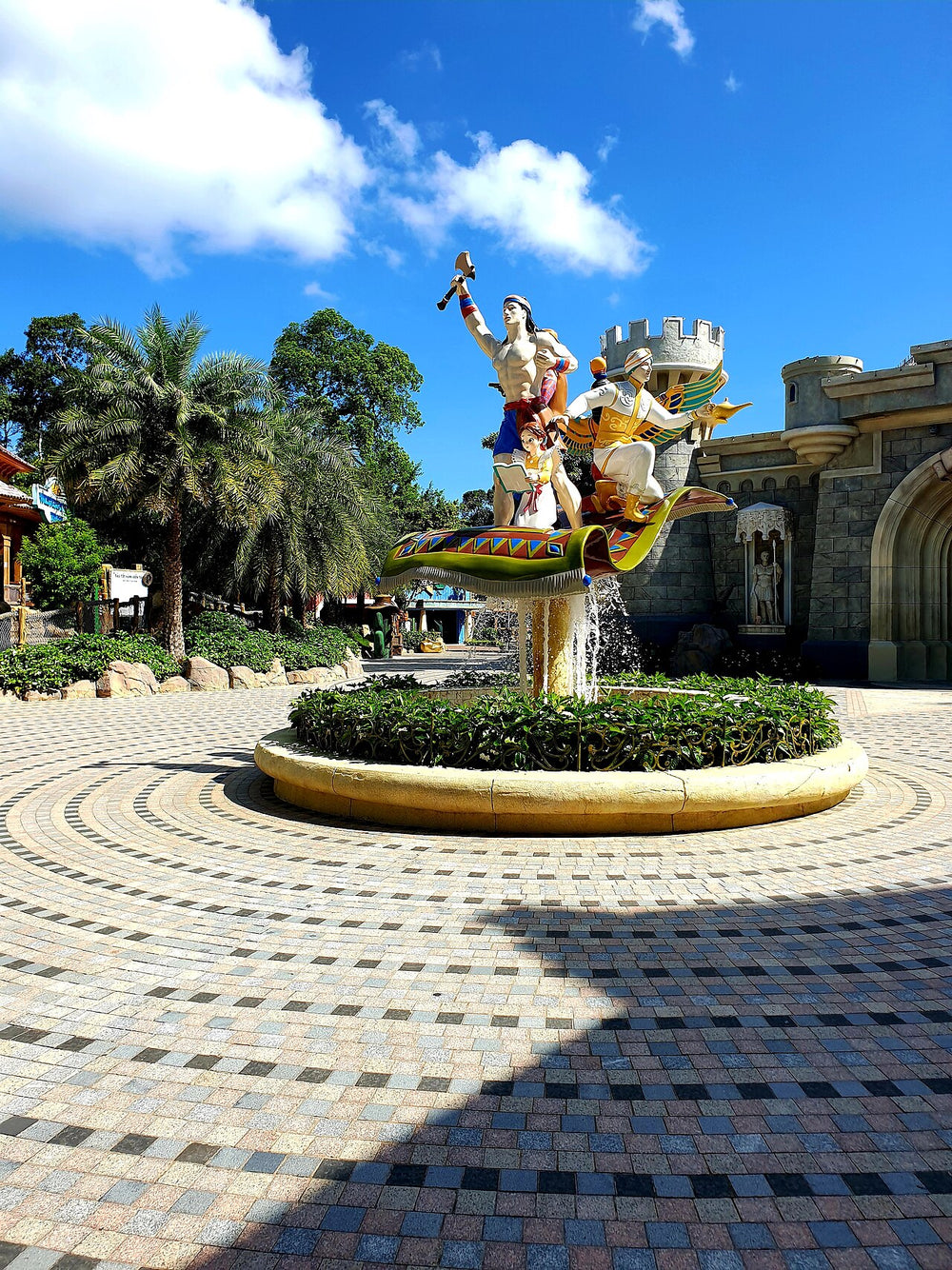 富國島 VinWonders 奇幻樂園實景照片：PQ 2022, Khu Thế giới kỳ ảo (Lâu đài kỳ ảo, tượng chủ đề, bồn hoa) (1)