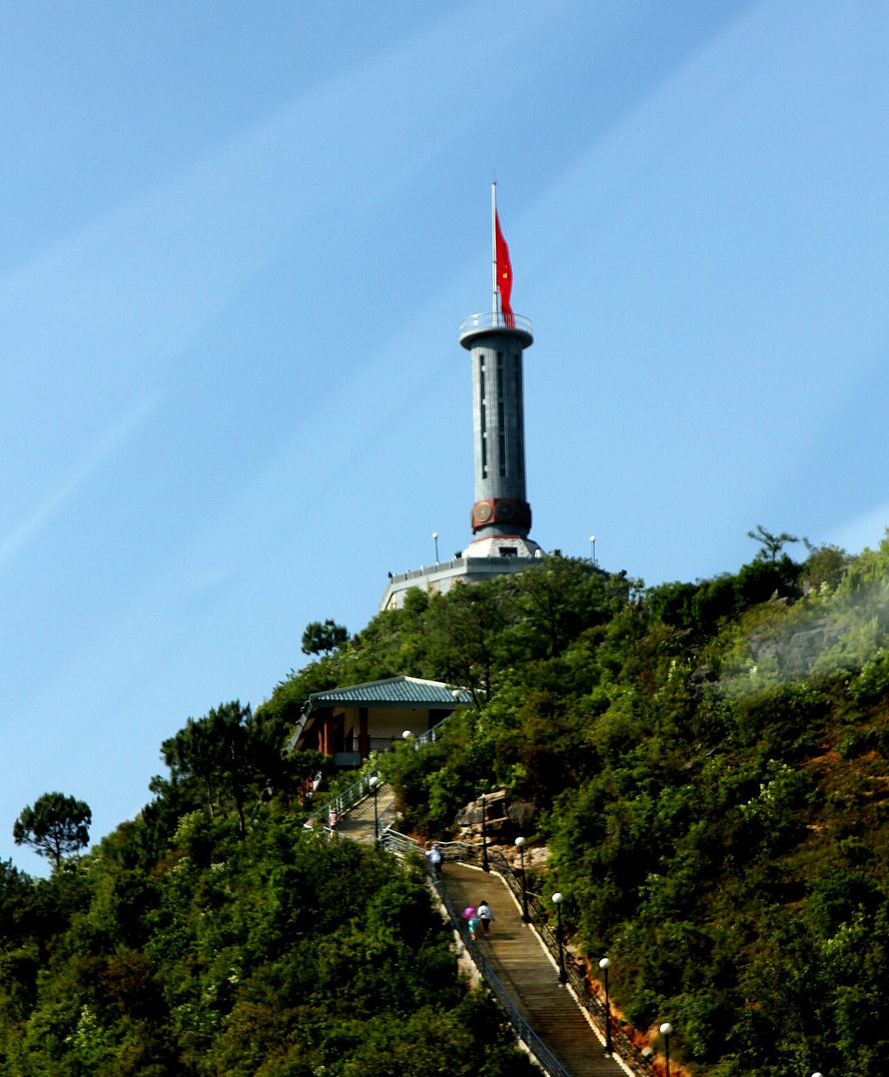 龍鼓旗塔的山坡步道