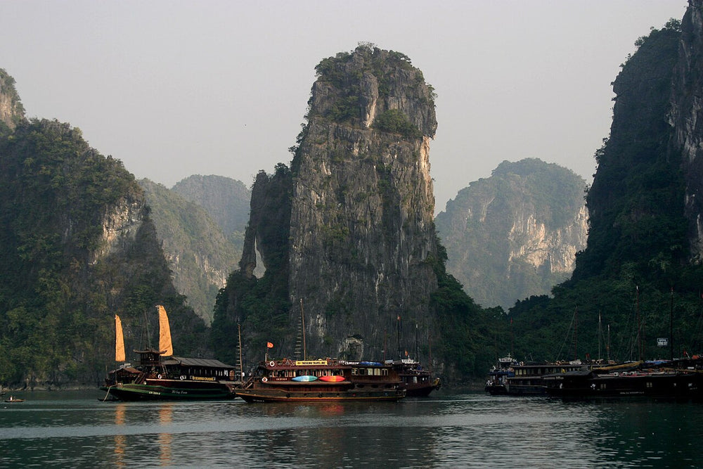 下龍灣驚訝洞與英雄島實景照片：In the bay near Sung Sot cave (3695238192)