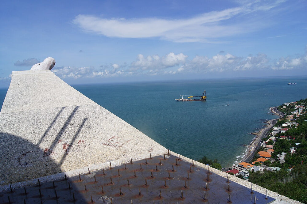 頭頓耶穌基督像實景照片：Cánh tay tượng