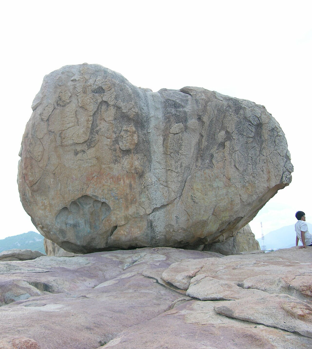 鍾嶼石岬實景照片：Rock with hand sign, Hon Chong