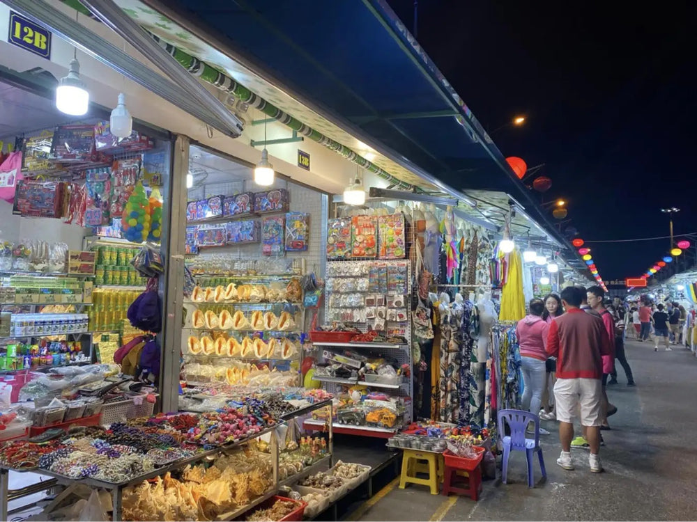 芽莊夜市的商品攤位與步道