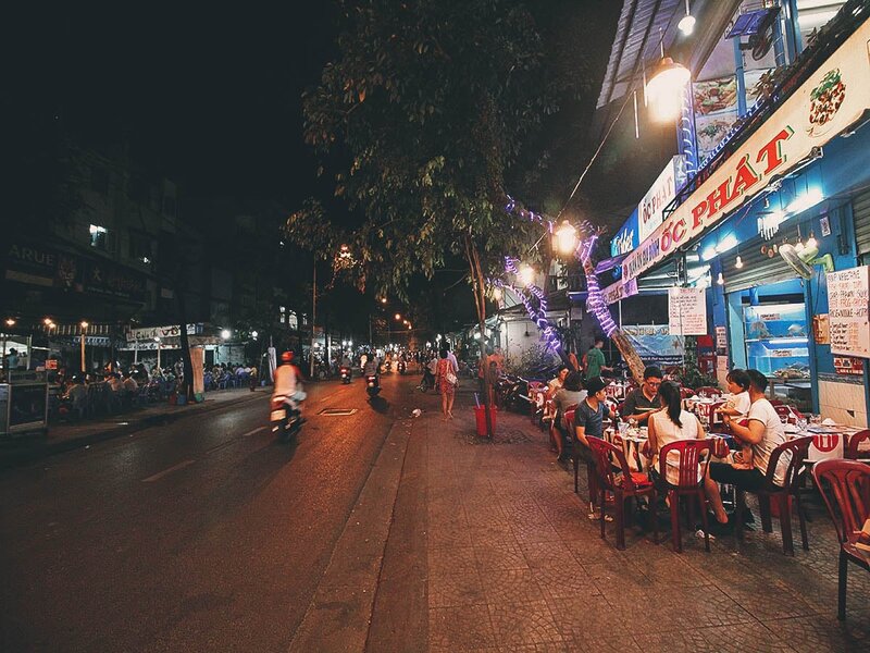 永慶美食街的餐館與街道