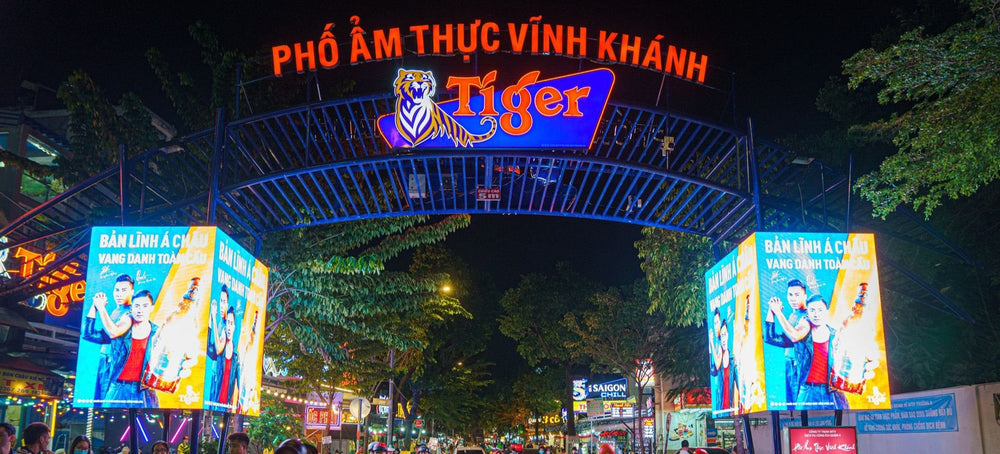 永慶美食街的入口與夜間街景
