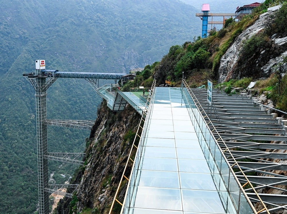 龍雲玻璃橋沿山壁的步道