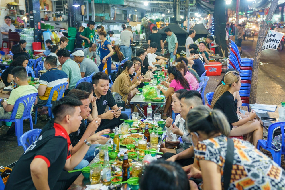永慶美食街的街邊用餐氣氛