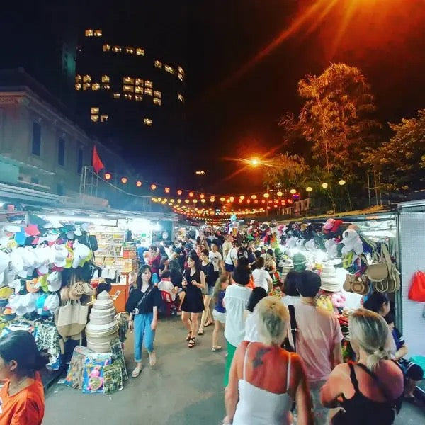 芽莊夜市的夜間散步景色
