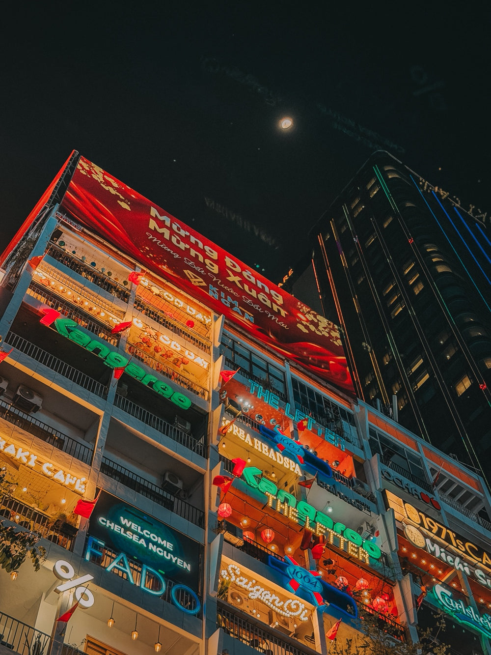 阮惠街咖啡公寓的夜間仰望角度