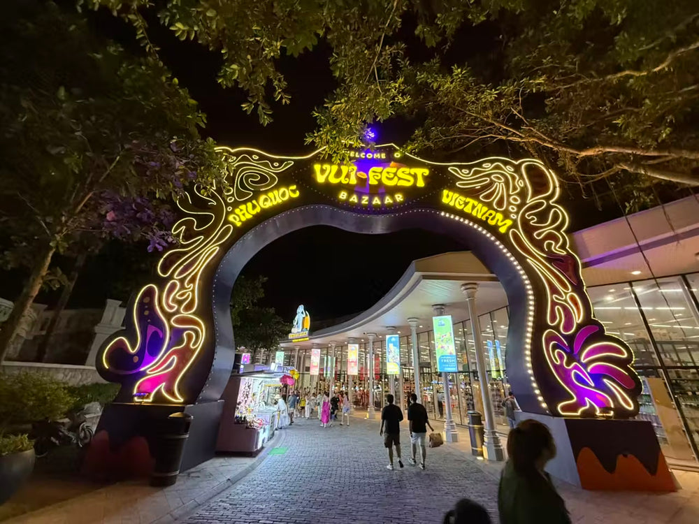 VUI-Fest 市集的夜間入口